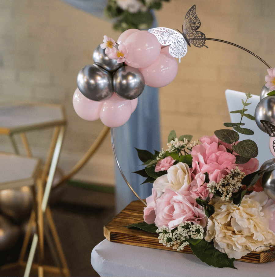 Small ensemble of flowers and balloons