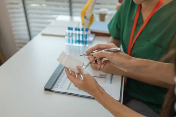 consultation between two doctors in the office, two medical students are discussing treatment guidelines for a patient assigned to them by a senior physician, nurse, brainstorming, hospital