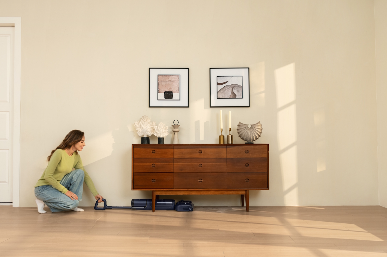 Curățare inteligentă cu Tineco: aspiratorul cu funcție de mop care aspiră și șterge podelele în același timp pentru o locuință impecabilă.