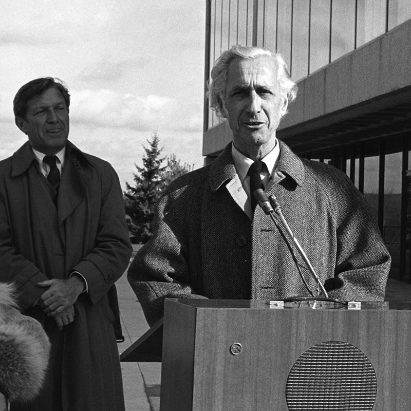 Black and White photograph of Tony Rosenthal speaking at a podium