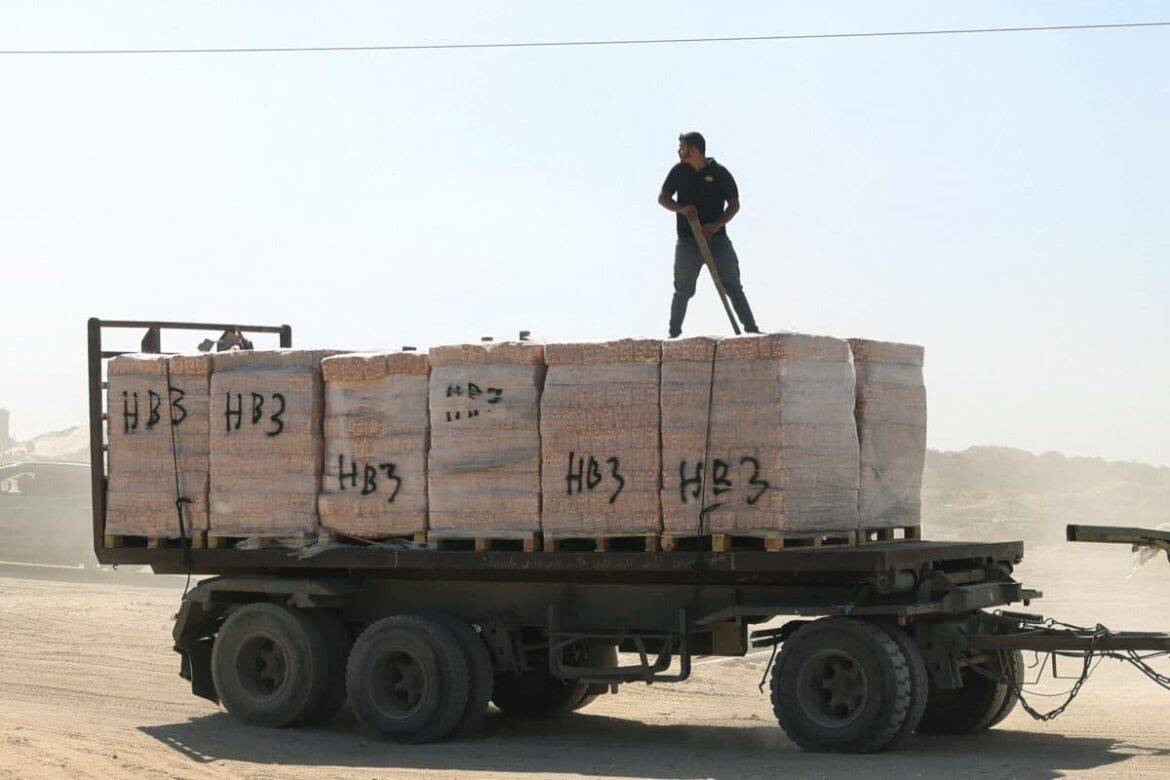 PALESTINIAN-ISRAEL-CONFLICT-GAZA-AID إسرائيل ترفع حالة الطوارئ قرب غزة بعد وقف إطلاق النار