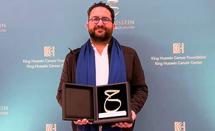 محمد جامع يفوز بجائزة الملك حسين لأفضل باحث شاب في السرطان 2025