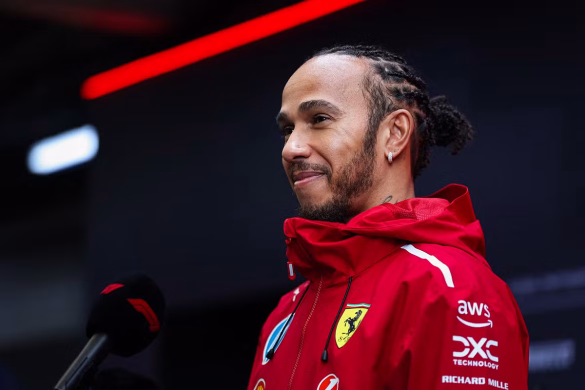 هاميلتون ينفي الرحيل عن فيراري رغم موسم 2025 المخيب