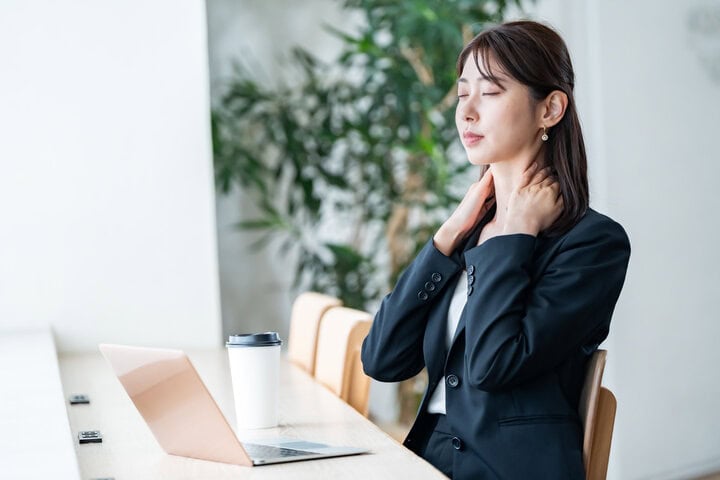 寝違え(急性疼痛性頸部拘縮)で辛い女性