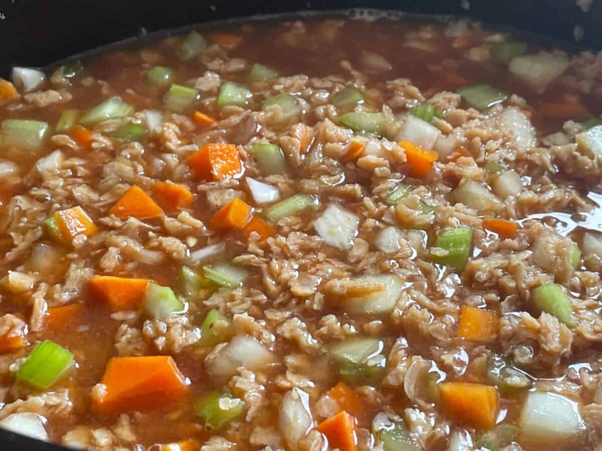Mince ingredients in slow cooker and mixed through.