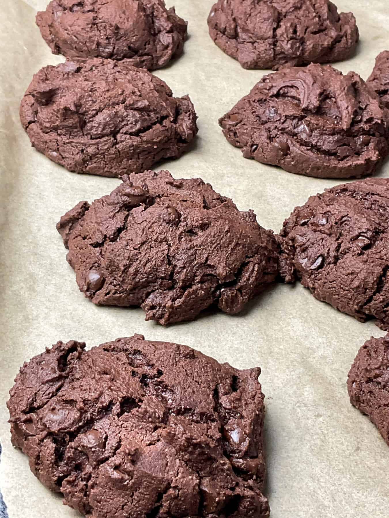 Baked chocolate cookies on the baking tray.