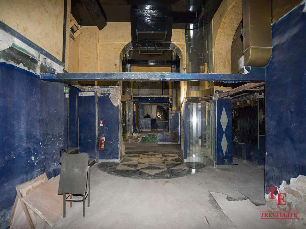 Luxurious Italian elevator lobby with opulent marble accents and elegant design elements.