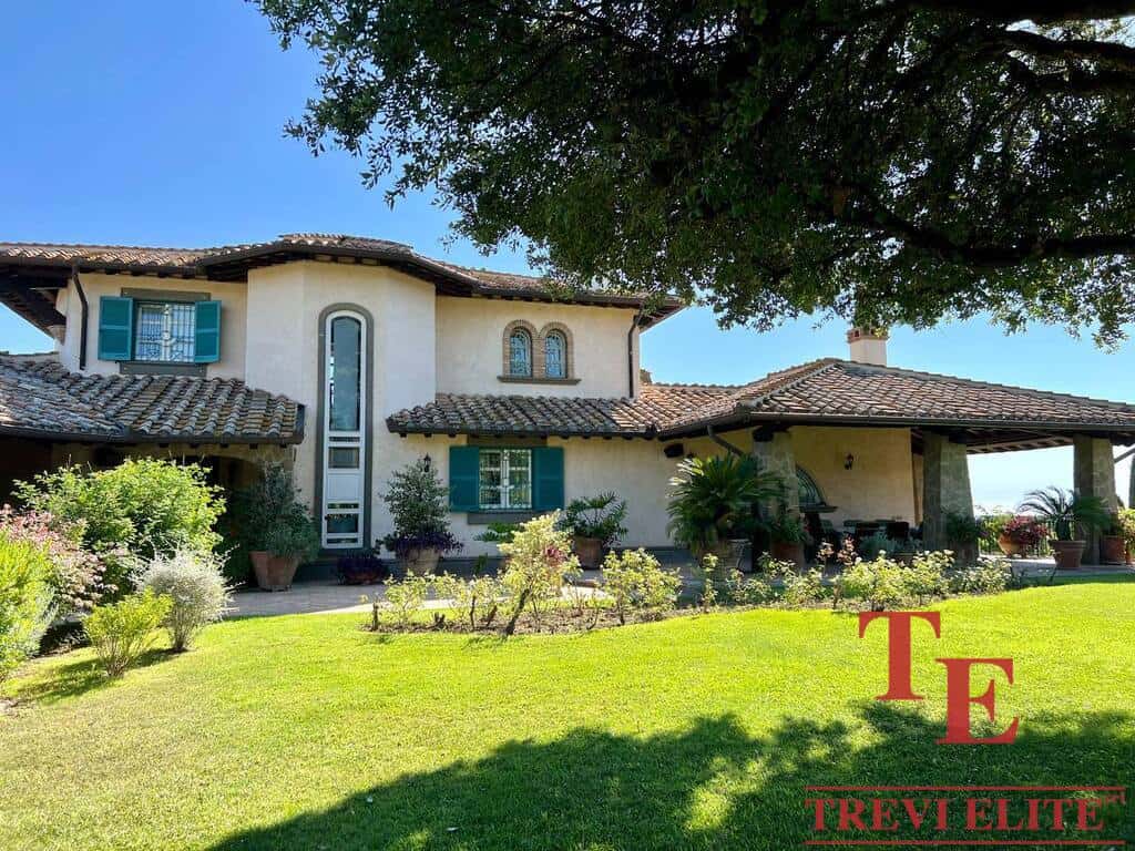 Luxurious Italian villa with lush gardens and classic architecture; perfect for upscale living in Italy.