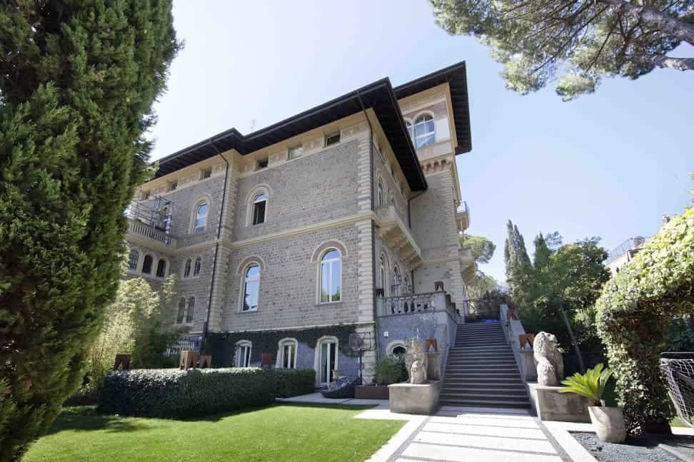 Luxurious historic Italian villa with elegant architecture and lush gardens, available through Trevi Elite's exclusive real estate listings.