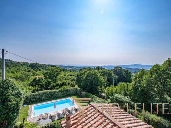 tuscan villa vith pool and sea view (28)