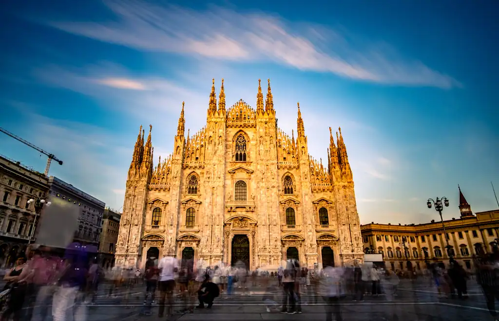 Veduta aerea di Piazza del Duomo a Milano con la Cattedrale Gotica e la Galleria Vittorio Emanuele II.