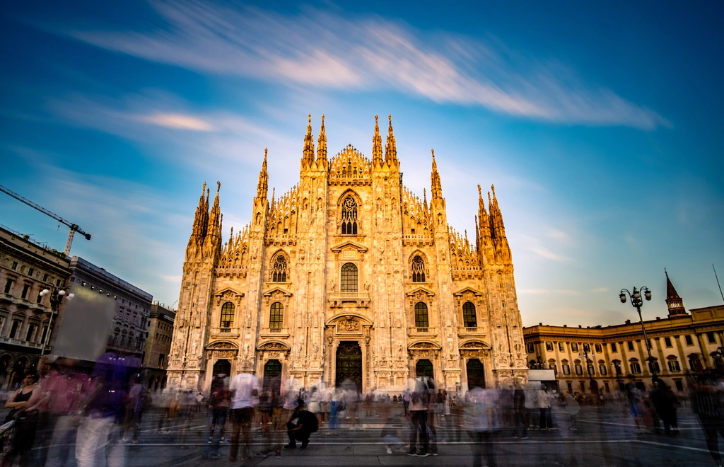 Wide shot of Piazza del Duomo in Milan featuring the Gothic Cathedral and the Galleria Vittorio Emanuele II.