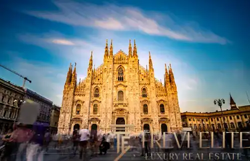 Veduta aerea di Piazza del Duomo a Milano con la Cattedrale Gotica e la Galleria Vittorio Emanuele II.