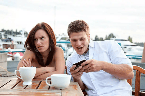 34 Red Flags You Should Never Ignore on the First Date
