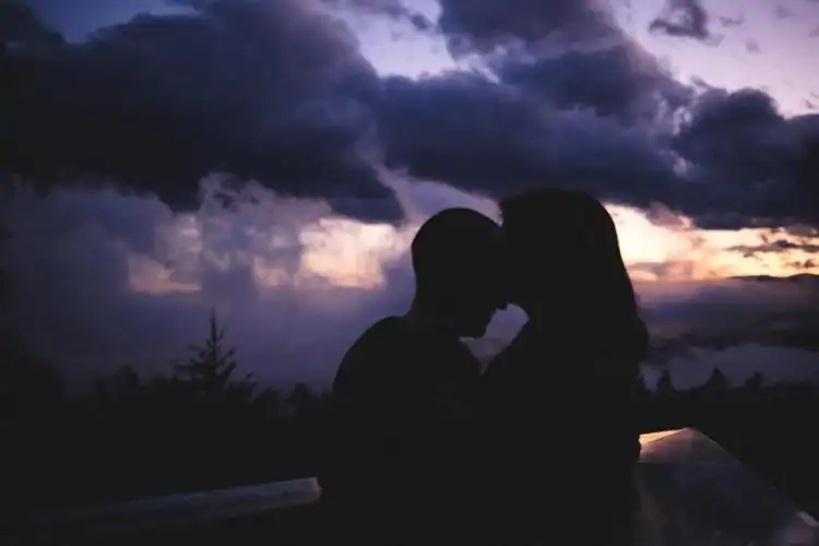 16 Signs of Love Bombing and How to Protect Yourself