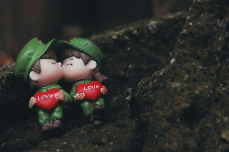 16 Signs of Love Bombing and How to Protect Yourself
