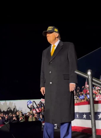 TRUMP BLACK GOLD MAGA HAT