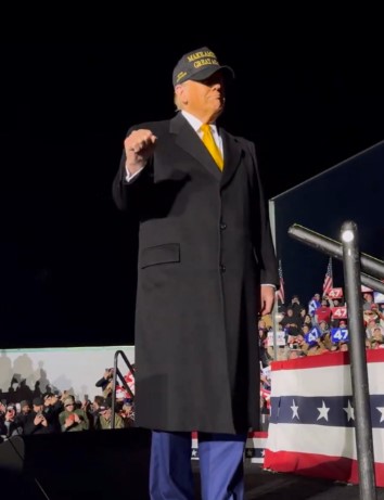 TRUMP BLACK GOLD MAGA HAT
