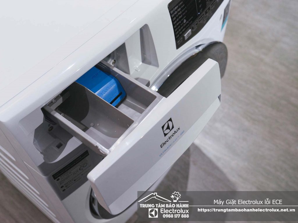 Nên vệ sinh ngăn chứa bột giặt - nước xả thường xuyên để hạn chế máy giặt Electrolux lỗi ECE