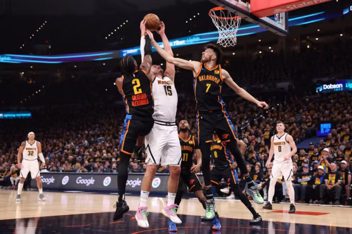 يوكيتش يقود دنفر ناغتس للفوز الدرامي على ثاندر في افتتاح نصف نهائي الـNBA
