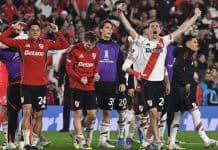 كأس ليبرتادوريس 2025: أزواج ربع النهائي تتحدد وسط هيمنة برازيلية وأرجنتينية
أُسدل الستار على دور الـ16 من كأس ليبرتادوريس 2025، لتُكشف الآن عن أزواج ربع النهائي التي ستشهد تنافسًا قويًا بين ثلاثة أندية برازيلية، أربعة فرق أرجنتينية، ونادٍ واحد من الإكوادور، مما يعكس هيمنة شبه كاملة للبرازيل والأرجنتين على هذه المرحلة من البطولة.
أزواج ربع النهائي

إستوديانتيس (الأرجنتين) - فلامنغو (البرازيل): مواجهة تجمع بين بطل 2009 وبطل 2019، حيث يطمح فلامنغو لتعزيز أفضليته التاريخية.
ريفر بليت (الأرجنتين) - بالميراس (البرازيل): صدام عمالقة بين بطل 2018 وبطل 2021، مع توقعات بمباراة تكتيكية نارية.
راسينغ (الأرجنتين) - فيليز سارسفيلد (الأرجنتين): ديربي أرجنتيني خالص يعد بالإثارة، حيث يسعى كل فريق لتأكيد تفوقه المحلي.
إل دي يو كيتو (الإكوادور) - ساو باولو (البرازيل): الفريق الإكوادوري يواجه تحديًا صعبًا أمام ساو باولو الذي يراهن على خبرته القارية.

تفاصيل التأهل
كان ريفر بليت آخر المتأهلين إلى ربع النهائي، بعد فوزه الدراماتيكي على ليبرتاد الباراغواياني بركلات الترجيح (3-1)، إثر تعادل الفريقين (0-0 في الذهاب و1-1 في الإياب). في المقابل، ودّع بوتافوغو، بطل النسخة الماضية، البطولة مبكرًا بعد خسارته أمام إل دي يو كيتو في دور الـ16 بنتيجة إجمالية 2-1 (1-0 ذهابًا و0-2 إيابًا).
مواعيد المباريات

مباريات الذهاب: 16-18 شتنبر 2025
مباريات الإياب: 23-25 شتنبر 2025

تترقب الجماهير مواجهات نارية، حيث تسعى الأندية البرازيلية لمواصلة هيمنتها على اللقب للسنة السابعة على التوالي، بينما تأمل الفرق الأرجنتينية، بقيادة ريفر بليت وراسينغ، في استعادة العرش الذي كان آخر مرة لها مع ريفر بليت في 2018.