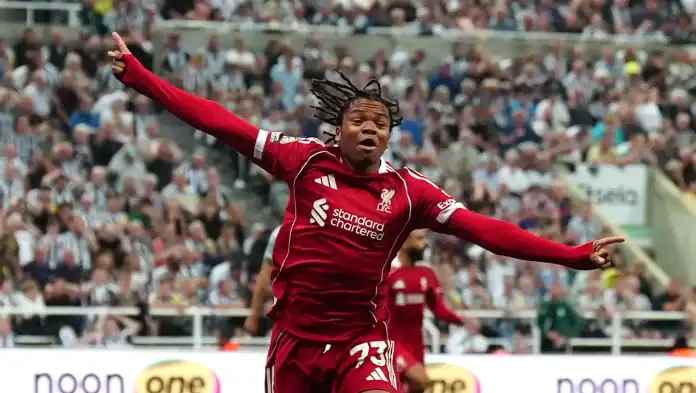 ليفربول يوقع عقداً احترافياً مع الموهبة ريو نغوموخي (17 عاماً)