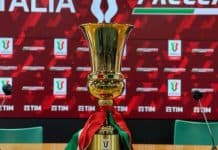 كأس إيطاليا 2025/26: مواجهات نارية في دور الـ16 بانتظار الجماهير
كشفت قرعة دور الـ16 من بطولة كأس إيطاليا لموسم 2025/26 عن مواجهات مثيرة ستجمع كبار الأندية الإيطالية، مع مشاركة استثنائية لنادٍ من الدرجة الثانية. تتجه الأنظار نحو هذه المرحلة الحاسمة التي ستقام خلال شهر ديسمبر 2025، حيث ستتنافس الفرق على بطاقات التأهل إلى ربع النهائي.
الفرق المتأهلة: تنوع ومفاجآت
شهدت الأدوار السابقة تأهل 15 فريقًا من الدوري الإيطالي الممتاز (سيريا آ)، إلى جانب مفاجأة البطولة، نادي فينيسيا من دوري الدرجة الثانية (سيريا بي). أثار فينيسيا إعجاب الجماهير بأدائه المميز، مما يجعله الفريق المفاجئ الذي يترقب الجميع خطواته القادمة.
مواجهات دور الـ16: صراعات ملحمية
أسفرت القرعة عن ثماني مباريات قوية، تجمع بين أندية ذات تاريخ عريق وطموحات كبيرة. فيما يلي أبرز المواجهات:

بولونيا ضد بارما: ديربي إميليا-رومانيا يعد بالإثارة، حيث يسعى حامل اللقب بولونيا لمواصلة هيمنته، بينما يطمح بارما إلى قلب التوقعات.
لاتسيو ضد ميلان: ديربي روما المنتظر بين لاتسيو وميلان، وهما فريقان يمتلكان تاريخًا حافلاً وجماهير شغوفة، مما يجعل المباراة محط أنظار عشاق الكرة الإيطالية.
يوفنتوس ضد أودينيزي: يبدو يوفنتوس، عملاق تورينو، في موقف مريح نسبيًا أمام أودينيزي، لكن كرة القدم دائمًا مليئة بالمفاجآت.
إنتر ميلان ضد فينيسيا: يواجه إنتر ميلان، المرشح الأقوى، فينيسيا، الفريق الوحيد من الدرجة الثانية، في مباراة قد تبدو للوهلة الأولى محسومة، لكن فينيسيا يسعى لتحقيق إنجاز تاريخي.
جينوا ضد أتالانتا: صراع متكافئ بين فريقين يعتمدان على الأداء الهجومي الجريء.
روما ضد تورينو: مباراة تجمع بين طموح روما العاصمة وقوة تورينو الدفاعية.
كومو ضد فيورنتينا: لقاء يجمع بين فريق صاعد وآخر يسعى لاستعادة أمجاده.
كالياري ضد نابولي: نابولي يدخل المباراة كمرشح قوي، لكن كالياري قد يقدم مفاجأة على أرضه.

مواعيد المباريات
ستُقام مباريات دور الـ16 خلال الفترة من 2 إلى 18 ديسمبر 2025، وفقًا لجدول زمني مكثف يضمن استمرار الحماس والتنافس. يترقب عشاق الكرة الإيطالية هذه المواجهات التي ستحدد المتأهلين إلى ربع النهائي، في بطولة تُعد واحدة من أعرق المسابقات في إيطاليا.
توقعات وتحليل
تُعد مباراة بولونيا وبارما الأكثر ترقبًا بسبب التنافس الإقليمي والتاريخي بين الفريقين. كما يُتوقع أن يشهد ديربي لاتسيو وميلان صراعًا تكتيكيًا محتدمًا، حيث يسعى كل فريق لتأكيد تفوقه. من ناحية أخرى، يترقب الجميع ما إذا كان فينيسيا قادرًا على مواصلة مغامرته أمام إنتر ميلان، أحد أقوى المرشحين للقب.
أهمية البطولة
تُعتبر كأس إيطاليا منصة مثالية للأندية لإثبات قوتها، خاصة مع فرصة التأهل إلى الدوري الأوروبي للفائز باللقب. مع اقتراب مواعيد المباريات، يتزايد حماس الجماهير لمتابعة هذه المرحلة المثيرة من البطولة.