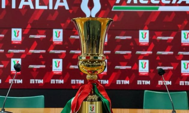 كأس إيطاليا 2025/26: مواجهات نارية في دور الـ16 بانتظار الجماهير
كشفت قرعة دور الـ16 من بطولة كأس إيطاليا لموسم 2025/26 عن مواجهات مثيرة ستجمع كبار الأندية الإيطالية، مع مشاركة استثنائية لنادٍ من الدرجة الثانية. تتجه الأنظار نحو هذه المرحلة الحاسمة التي ستقام خلال شهر ديسمبر 2025، حيث ستتنافس الفرق على بطاقات التأهل إلى ربع النهائي.
الفرق المتأهلة: تنوع ومفاجآت
شهدت الأدوار السابقة تأهل 15 فريقًا من الدوري الإيطالي الممتاز (سيريا آ)، إلى جانب مفاجأة البطولة، نادي فينيسيا من دوري الدرجة الثانية (سيريا بي). أثار فينيسيا إعجاب الجماهير بأدائه المميز، مما يجعله الفريق المفاجئ الذي يترقب الجميع خطواته القادمة.
مواجهات دور الـ16: صراعات ملحمية
أسفرت القرعة عن ثماني مباريات قوية، تجمع بين أندية ذات تاريخ عريق وطموحات كبيرة. فيما يلي أبرز المواجهات:

بولونيا ضد بارما: ديربي إميليا-رومانيا يعد بالإثارة، حيث يسعى حامل اللقب بولونيا لمواصلة هيمنته، بينما يطمح بارما إلى قلب التوقعات.
لاتسيو ضد ميلان: ديربي روما المنتظر بين لاتسيو وميلان، وهما فريقان يمتلكان تاريخًا حافلاً وجماهير شغوفة، مما يجعل المباراة محط أنظار عشاق الكرة الإيطالية.
يوفنتوس ضد أودينيزي: يبدو يوفنتوس، عملاق تورينو، في موقف مريح نسبيًا أمام أودينيزي، لكن كرة القدم دائمًا مليئة بالمفاجآت.
إنتر ميلان ضد فينيسيا: يواجه إنتر ميلان، المرشح الأقوى، فينيسيا، الفريق الوحيد من الدرجة الثانية، في مباراة قد تبدو للوهلة الأولى محسومة، لكن فينيسيا يسعى لتحقيق إنجاز تاريخي.
جينوا ضد أتالانتا: صراع متكافئ بين فريقين يعتمدان على الأداء الهجومي الجريء.
روما ضد تورينو: مباراة تجمع بين طموح روما العاصمة وقوة تورينو الدفاعية.
كومو ضد فيورنتينا: لقاء يجمع بين فريق صاعد وآخر يسعى لاستعادة أمجاده.
كالياري ضد نابولي: نابولي يدخل المباراة كمرشح قوي، لكن كالياري قد يقدم مفاجأة على أرضه.

مواعيد المباريات
ستُقام مباريات دور الـ16 خلال الفترة من 2 إلى 18 ديسمبر 2025، وفقًا لجدول زمني مكثف يضمن استمرار الحماس والتنافس. يترقب عشاق الكرة الإيطالية هذه المواجهات التي ستحدد المتأهلين إلى ربع النهائي، في بطولة تُعد واحدة من أعرق المسابقات في إيطاليا.
توقعات وتحليل
تُعد مباراة بولونيا وبارما الأكثر ترقبًا بسبب التنافس الإقليمي والتاريخي بين الفريقين. كما يُتوقع أن يشهد ديربي لاتسيو وميلان صراعًا تكتيكيًا محتدمًا، حيث يسعى كل فريق لتأكيد تفوقه. من ناحية أخرى، يترقب الجميع ما إذا كان فينيسيا قادرًا على مواصلة مغامرته أمام إنتر ميلان، أحد أقوى المرشحين للقب.
أهمية البطولة
تُعتبر كأس إيطاليا منصة مثالية للأندية لإثبات قوتها، خاصة مع فرصة التأهل إلى الدوري الأوروبي للفائز باللقب. مع اقتراب مواعيد المباريات، يتزايد حماس الجماهير لمتابعة هذه المرحلة المثيرة من البطولة.