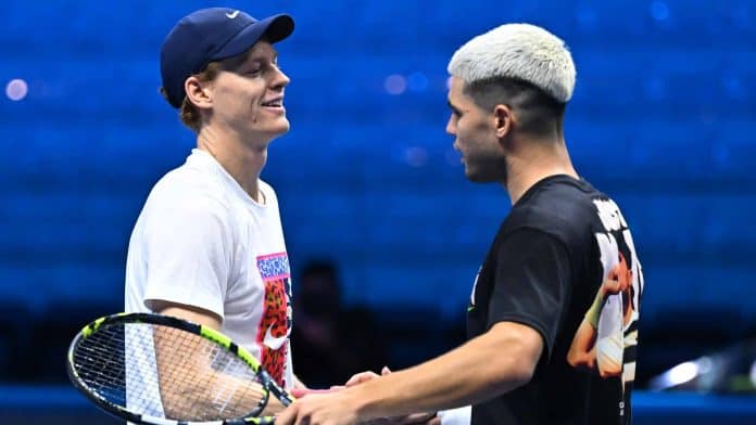 سينر يهدد صدارة ألكاراز في نهاية موسم 2025