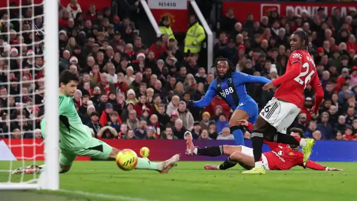 2252084296 مان يونايتد يتعادل 4-4 مع بورنموث في ملحمة!