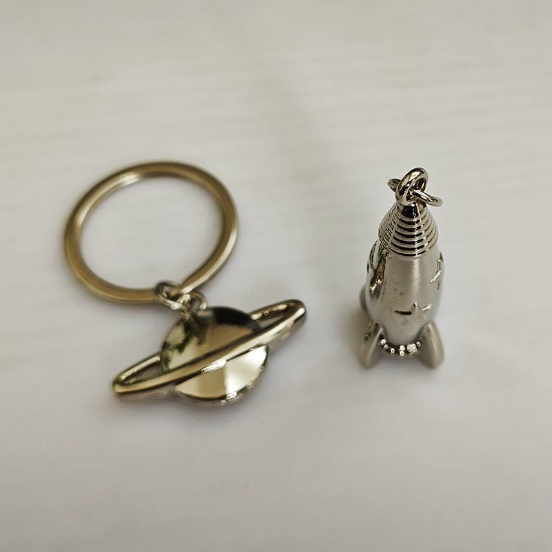 Shiny alloy rocket spaceship and planet keychain for car keys, perfect custom wholesale gift.