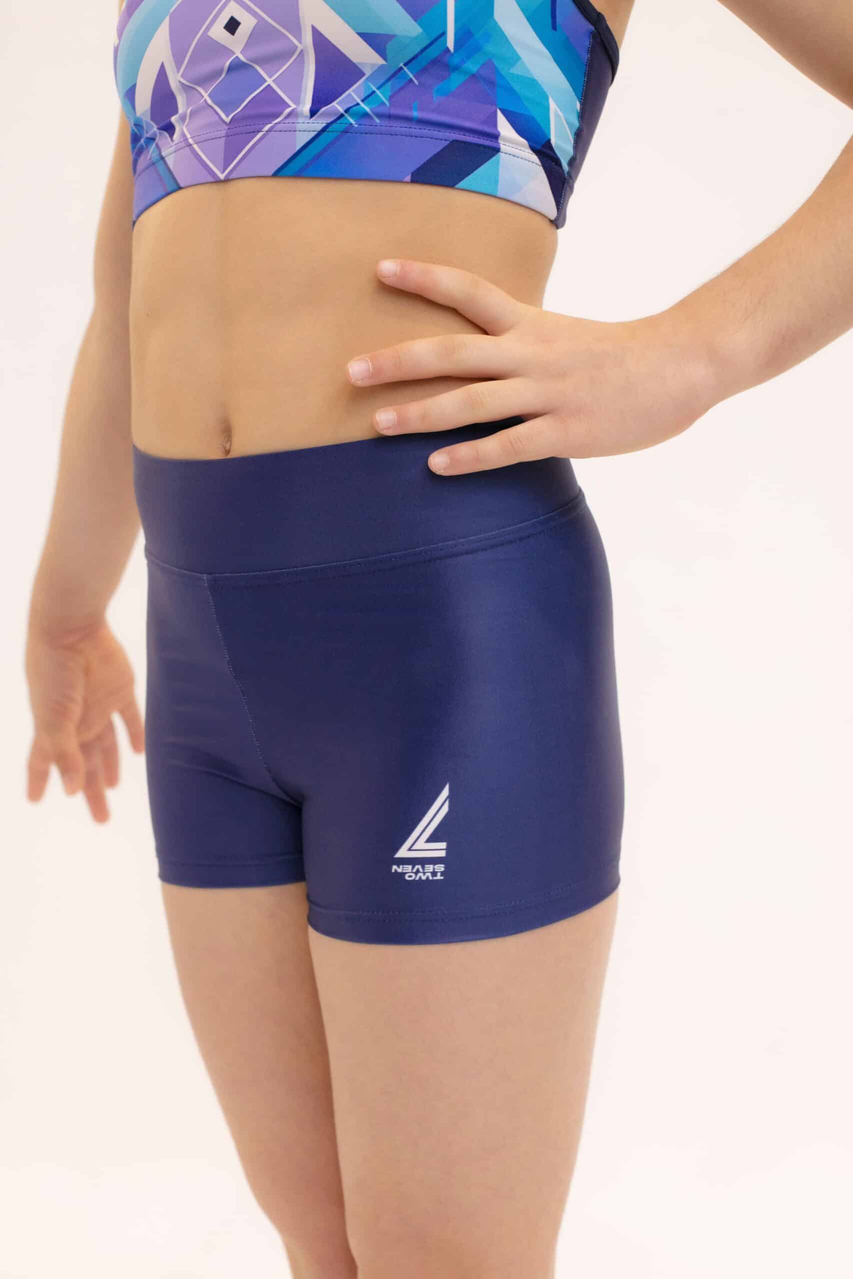 Detalle frontal de los shorts Geo Ice en azul marino, ajustados y con el logotipo TWO7 en blanco