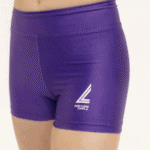 Detalle frontal de los shorts Marbre Malva en color morado con el logotipo TWO7 impreso en blanco