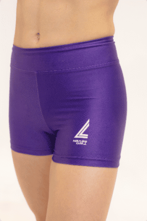 Detalle frontal de los shorts Marbre Malva en color morado con el logotipo TWO7 impreso en blanco