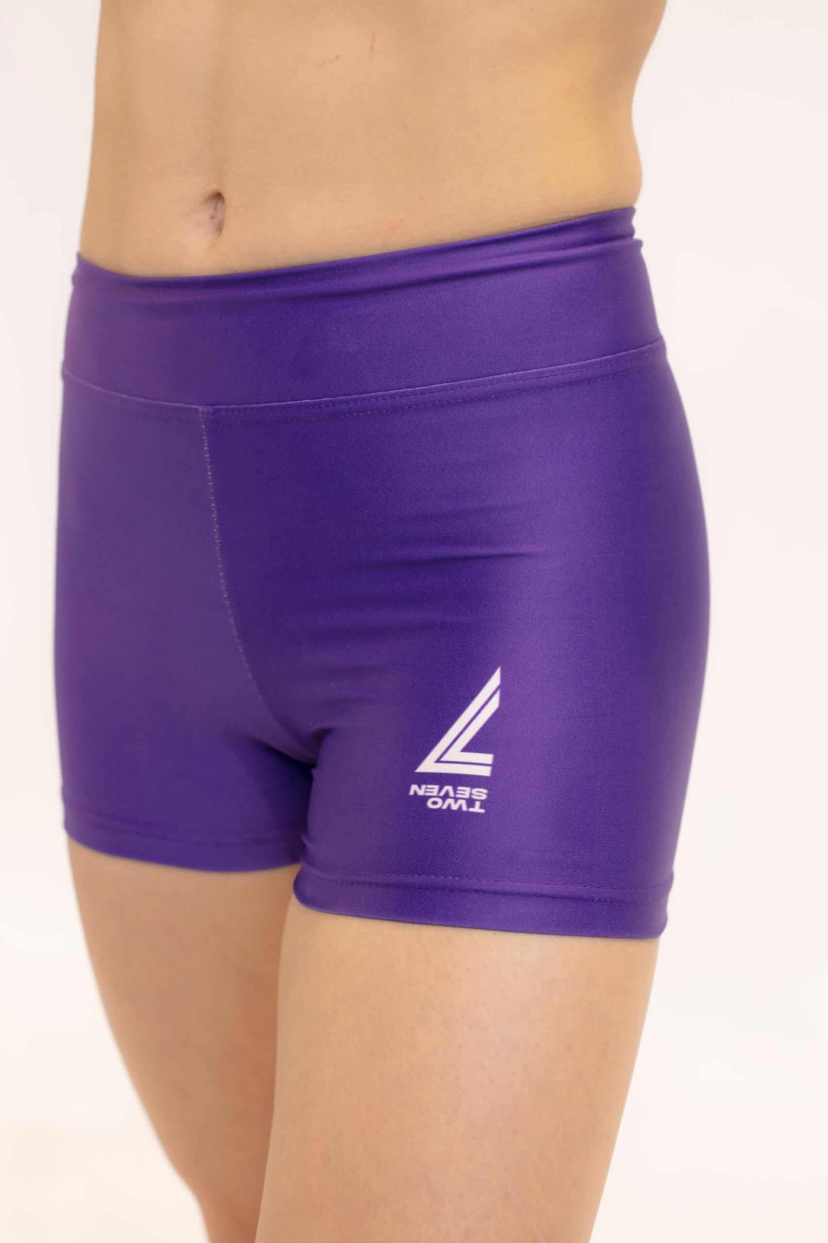 Detalle frontal de los shorts Marbre Malva en color morado con el logotipo TWO7 impreso en blanco
