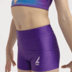 Detalle frontal de los shorts Prisma Glow en color morado intenso, ajustados y con el logotipo TWO7 en blanco