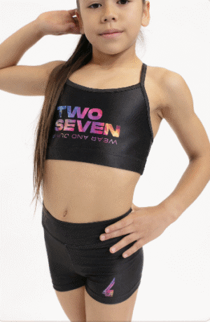 Primer plano frontal del top TWO7-1 con logotipo en negro y efecto neón, sobre fondo blanco