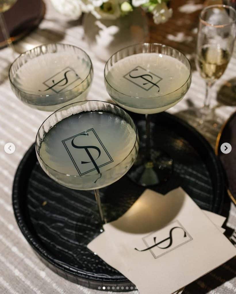 Champagne glasses with elegant UPEventi logo for upscale event celebration.