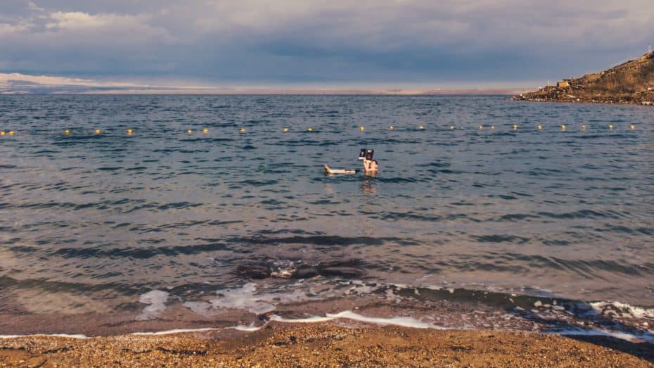 Flotter sur la mer Morte