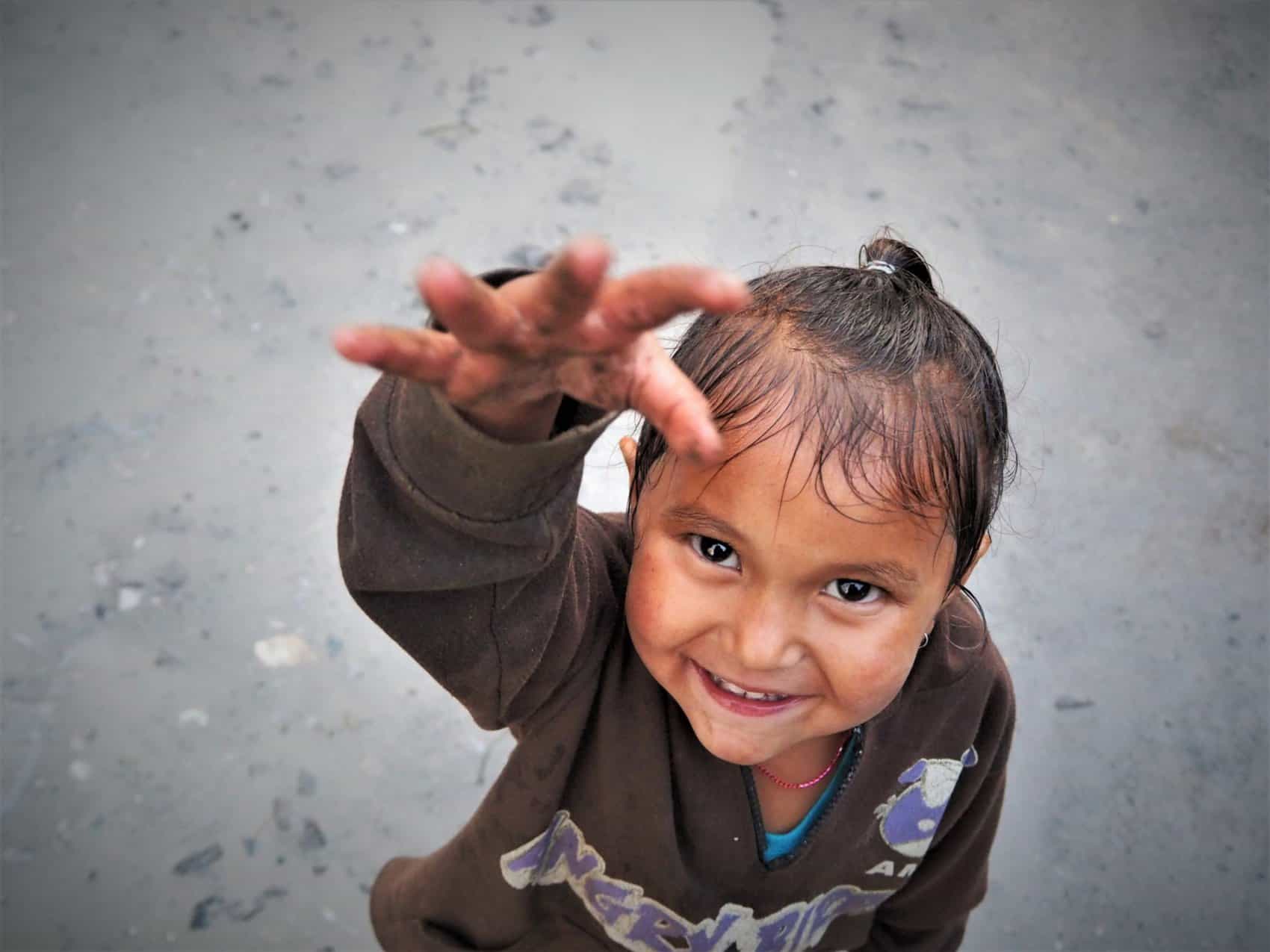 Enfant du népal croisé sur le trek des annapurna