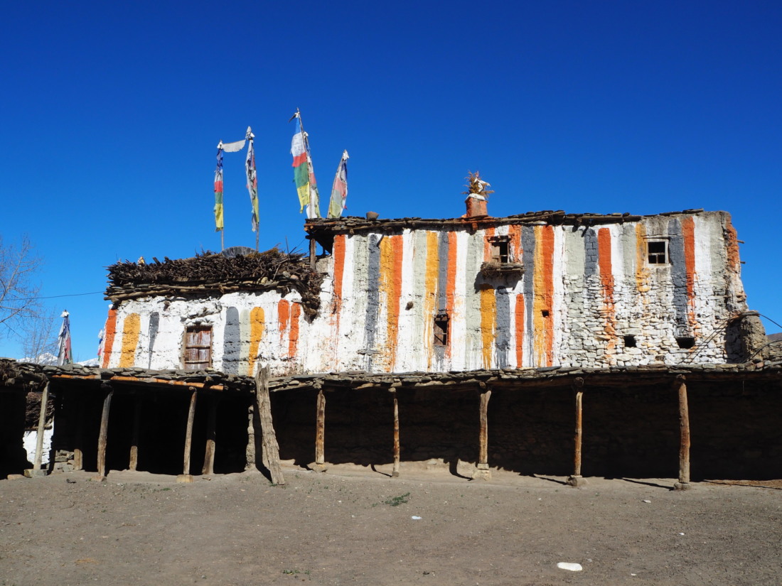 maison peinte tibétaine sur le trek des annapurna, Himalaya