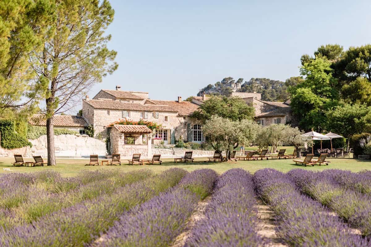Lavender fields and rustic villa in Provence, ideal for outdoor events and celebrations.