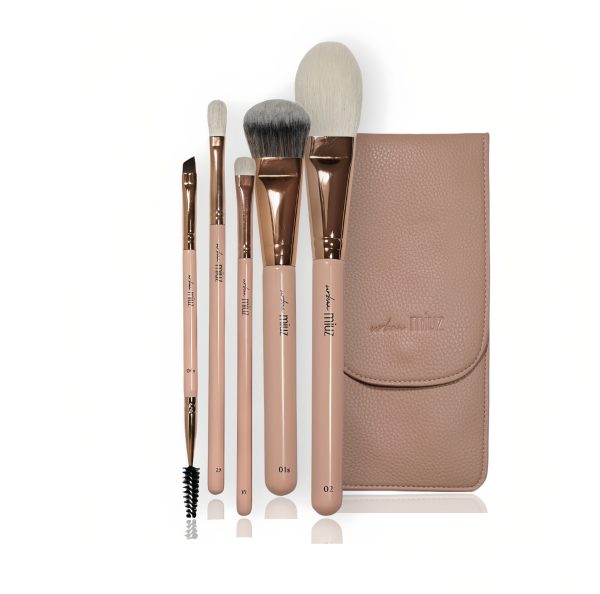 Pensule de machiaj pentru aplicare precisă și uniformă a produselor cosmetice.