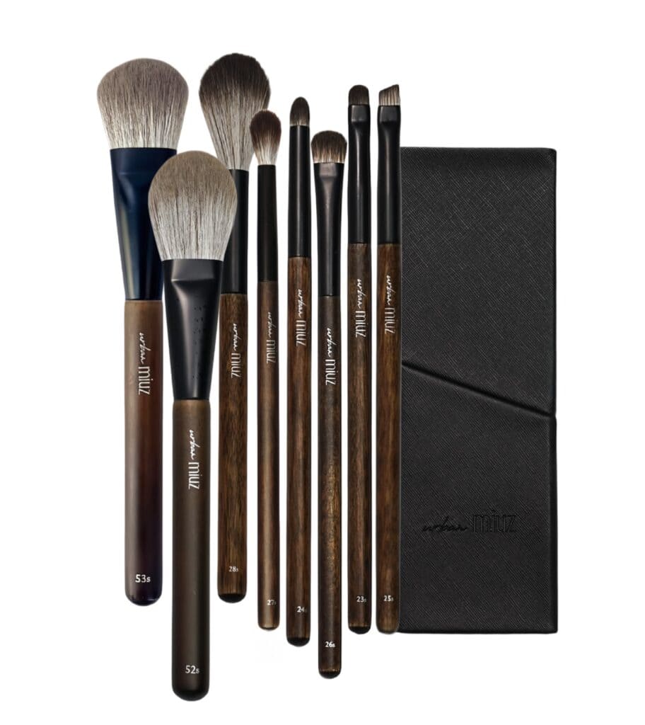 Pensule de machiaj profesionale pentru aplicarea precisă a produselor cosmetice.