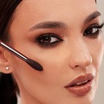 Machiaj profesional pentru ochi și buze, evidențiind frumusețea naturală a unei femei cu machiaj ele.