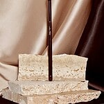 Pensulă de machiaj și bucăți de marmură pentru decor.