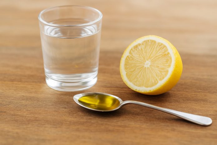 Remediu natural cu ulei de măsline și lămâie pentru detoxifierea ficatului și curățarea organismului.