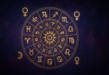 Zodiac cosmic cu simboluri planetare pe fundal albastru-violet