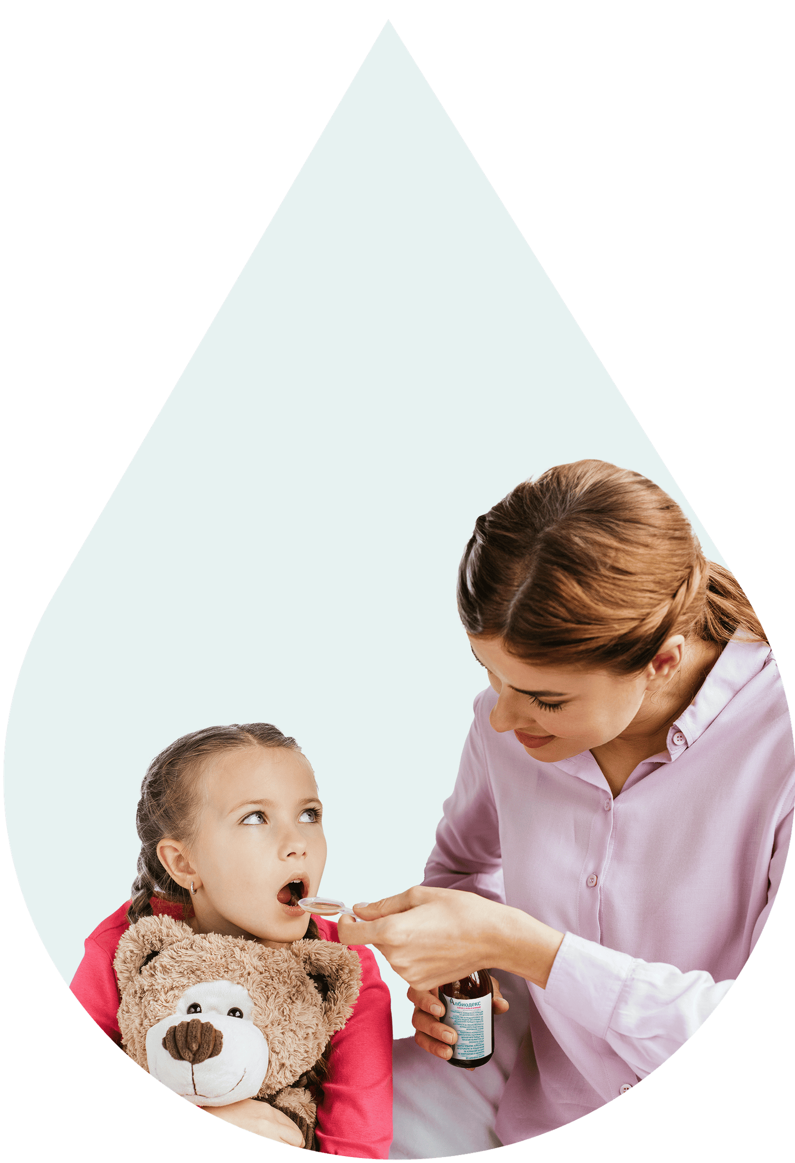 Майка дава лекарства на малка дъщеря с плюшен мечо, здравословна грижа за деца.