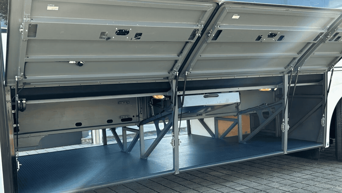 Compartiment à bagages sous plancher ouvert sur un autocar de grande taille pour les transferts de groupe Budapest